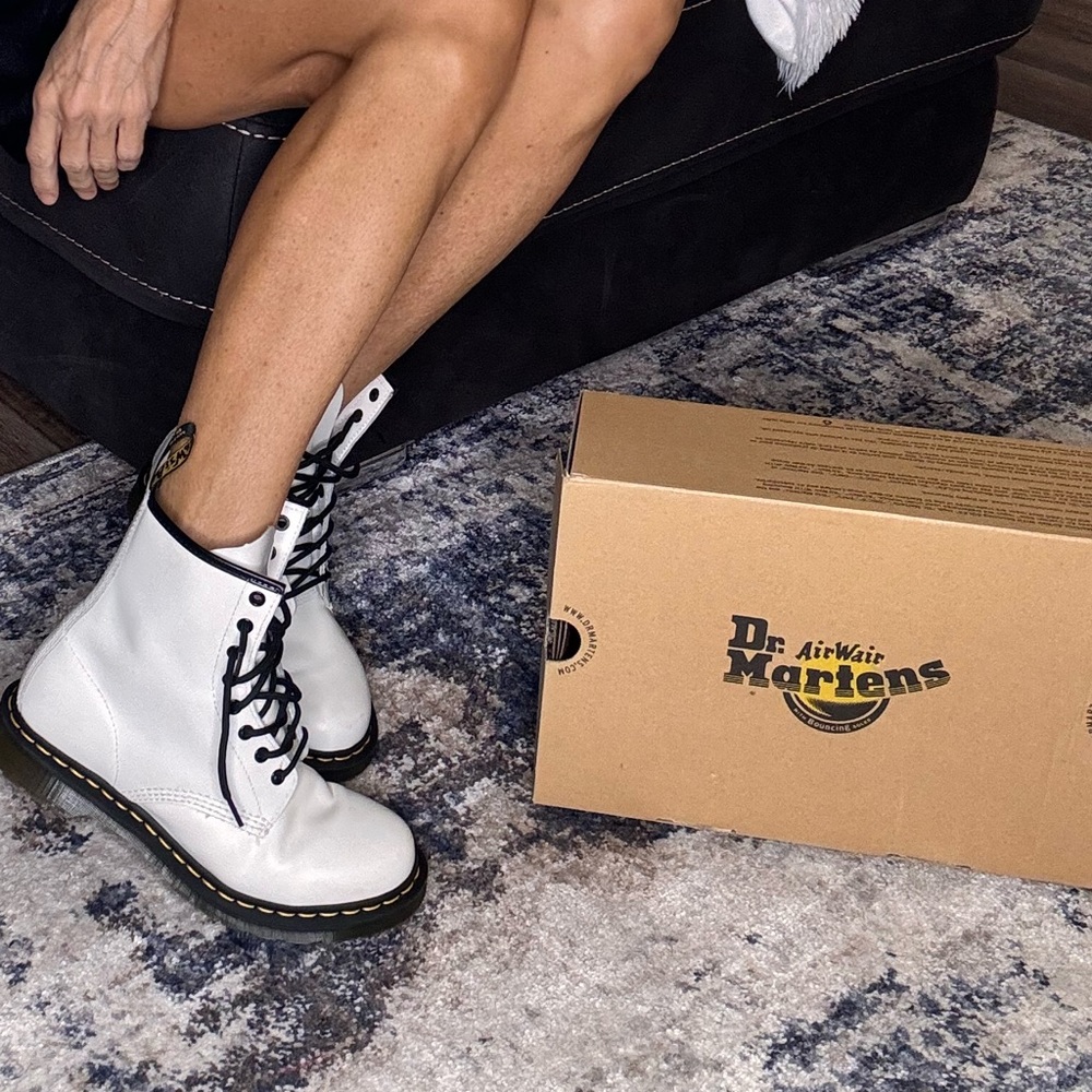 Dr. Marten Combat - THE ORIGINAL. STILL NEW! 1460 SMOOTH LEATHER LACE UP BOOTS - Picture 17 of 17